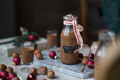 Weihnachtlich dekorierte Dessertgläser mit Schleife als Geschenk
