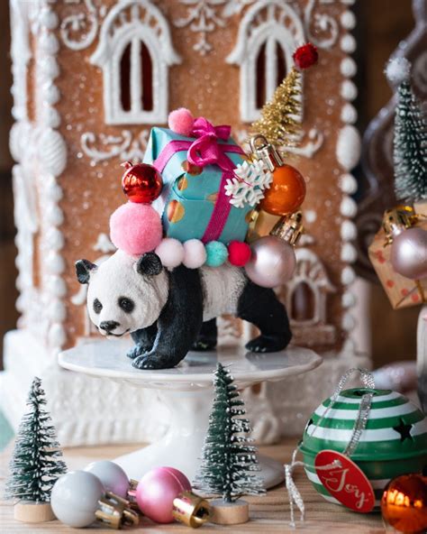 Weihnachtlich dekorierte Geburtstagstorte