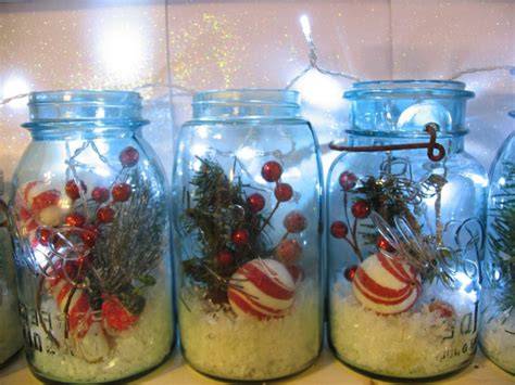 Weihnachtlich dekorierte Gläser mit Glitzermarmelade und Etiketten
