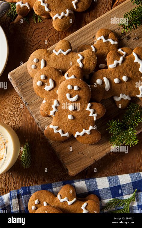 Weihnachtlich dekorierte Lebkuchen, verschiedene Glasuren