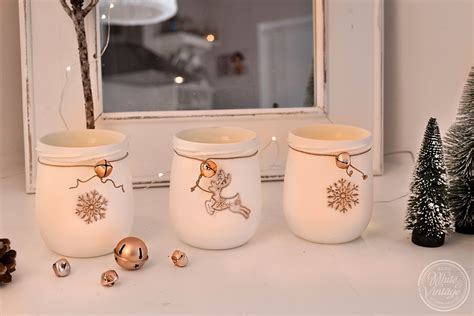 Weihnachtlich dekorierte Marmeladengläser
