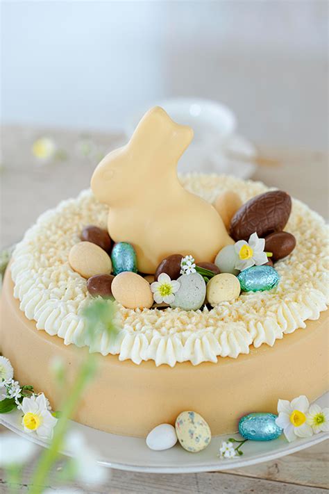 Weihnachtlich dekorierte Mousse Torte mit Schneeflocken und Schokohasen