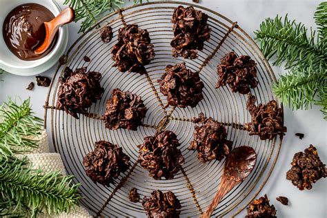 Weihnachtlich dekorierte Schoko Crossies mit Smacks und bunten Streuseln