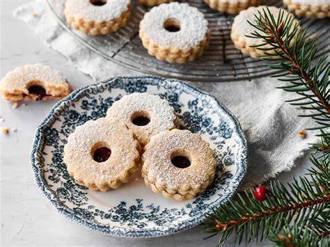 Weihnachtlich dekorierte Spitzbuben mit Nougatfüllung