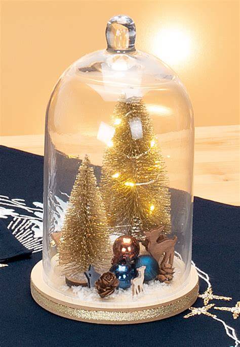 Weihnachtlich dekorierte Windbeutel-Kirsch-Torte - Inspiration