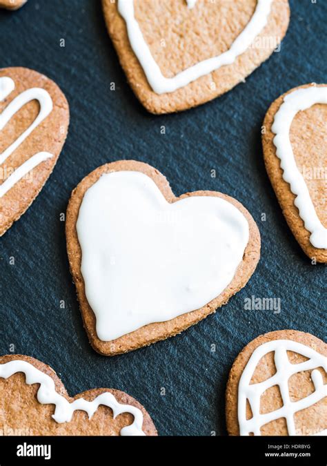 Weihnachtlich dekorierte vegane Lebkuchen in Herzform mit Zuckerguss