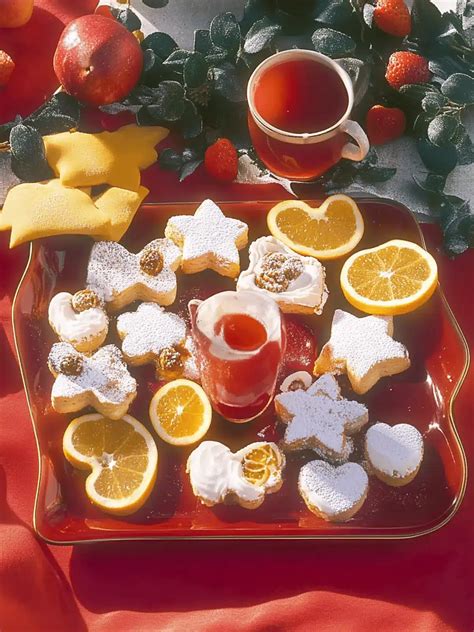 Weihnachtlich dekorierte zuckerfreie Butterkekse mit fruchtiger Füllung und Nussverzierung