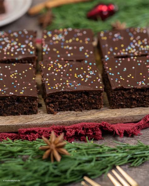 Weihnachtlich dekorierter Schoko Gewürzkuchen auf festlicher Tafel