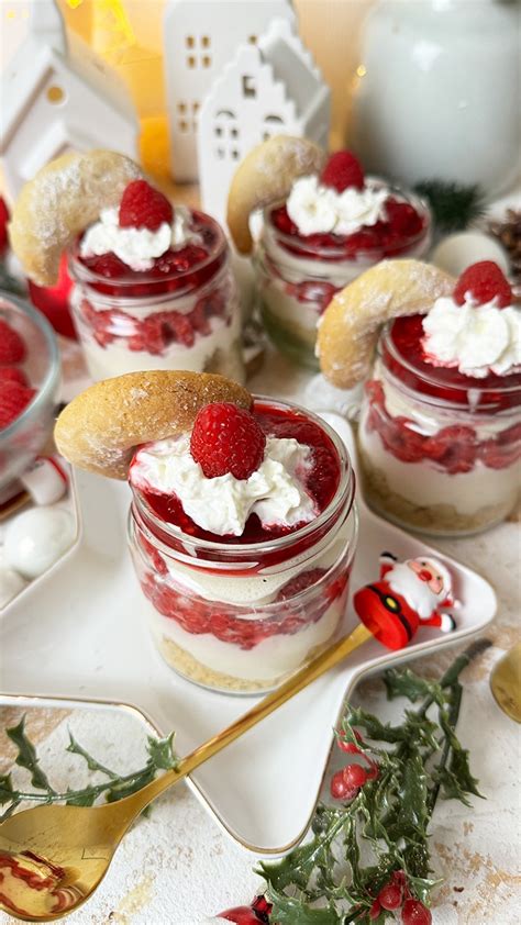 Weihnachtlich dekoriertes Dessert mit Nougat Mousse und Himbeeren