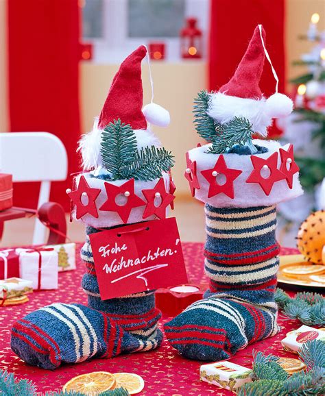 Weihnachtlich verpackte Gläser mit Kokos-Schoko-Mandeln
