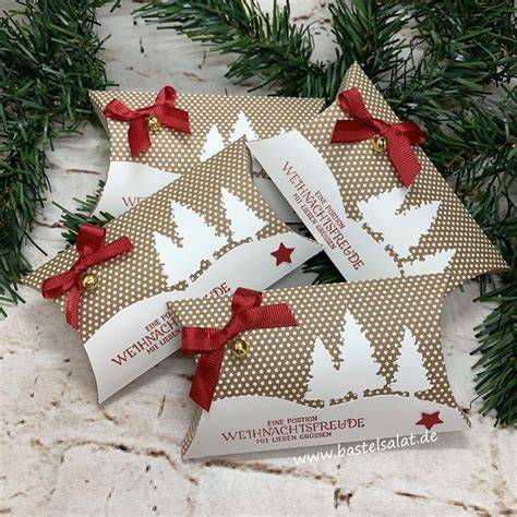 Weihnachtlich verpackte Tütchen mit bunten Schoko-Kruidnoten
