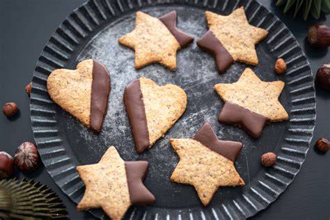 Weihnachtliche Ausstechplätzchen mit Nüssen und Datteln
