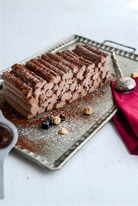 Weihnachtliche Bûche de Noël mit Schokolade und Sahne