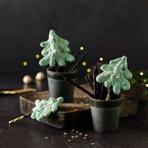 Weihnachtliche Baiser-Tannenbäumchen auf Schoko-Sternkeksen