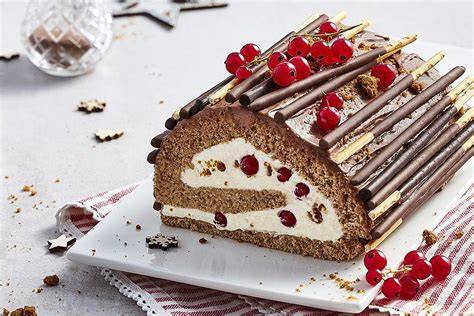 Weihnachtliche Biskuitrolle mit Espressocreme und Kakao-Sternen