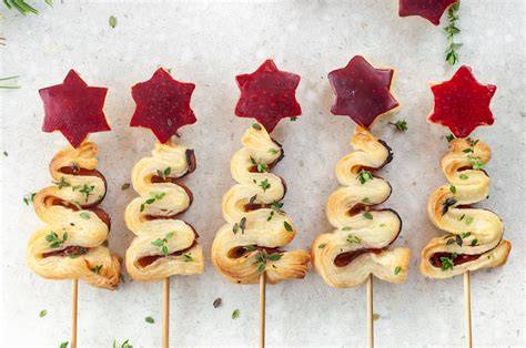 Weihnachtliche Blätterteig-Tannenbäume am Spieß: Schrittfolge und Serviervorschlag