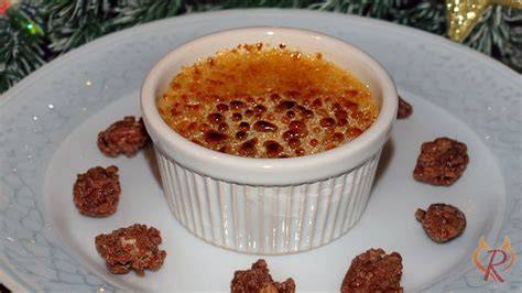 Weihnachtliche Crème brûlée mit Karamellkruste und dekorativer Deko