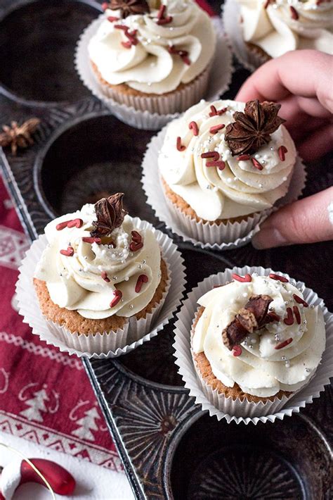 Weihnachtliche Cupcakes mit Fondant-Toppern