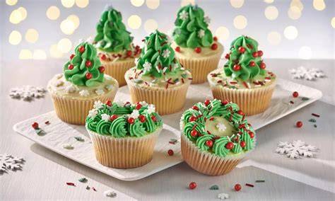 Weihnachtliche Cupcakes mit Rentieren, Tannenbäumen und Schneemännern