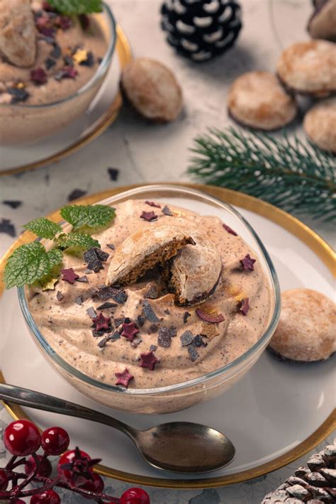 Weihnachtliche Dekoration: Lebkuchenmousse mit Marzipanherz und Schokoladenraspeln