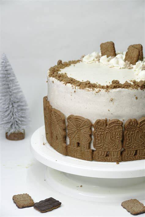 Weihnachtliche Dekoration der No-Bake Spekulatius Torte