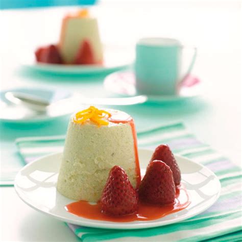 Weihnachtliche Dessert-Platte mit Granatapfelcreme, Mousse, und Flammeri