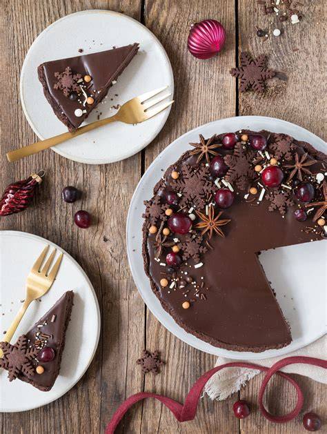 Weihnachtliche Dessertauswahl mit Mohn: Mousse, Plätzchen und Kuchen auf einer Festtagstafel
