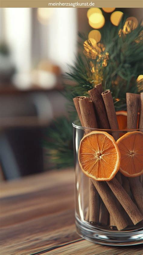 Weihnachtliche Dessertdekoration im Glas mit Zimtstangen und Beeren