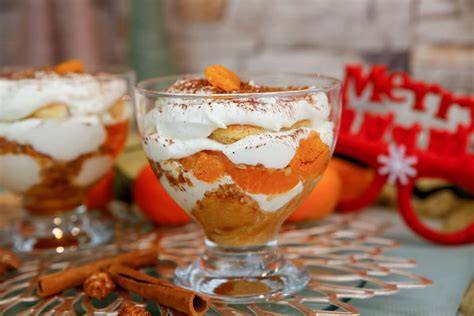 Weihnachtliche Dessertgläser dekoriert mit Zimt und Mandarinen