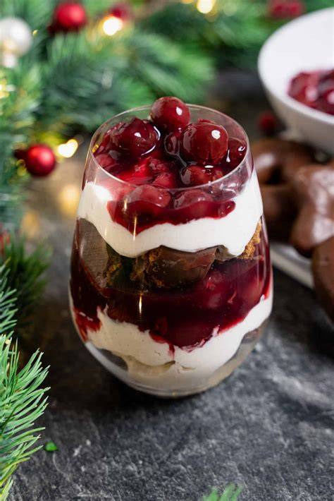 Weihnachtliche Dessertvariation: Schichten aus Creme, Kompott und Lebkuchen