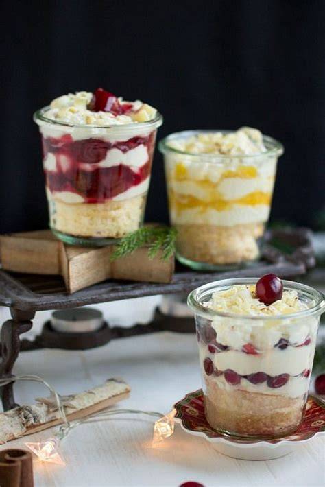 Weihnachtliche Dessertvariationen im Glas (verschiedene Sorten und Schichten)