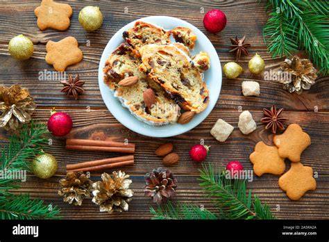 Weihnachtliche Dessertvielfalt: Panettone, Stollen und Plätzchen
