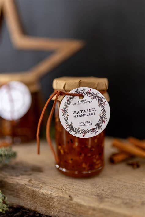 Weihnachtliche Etiketten auf Gläsern mit Bratapfel Marmelade