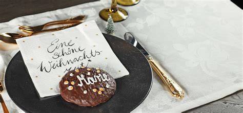 Weihnachtliche Festtafel mit Lebkuchensoße und Würsten