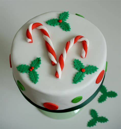 Weihnachtliche Fondant-Dekoration: Zuckerstangen und Ilex