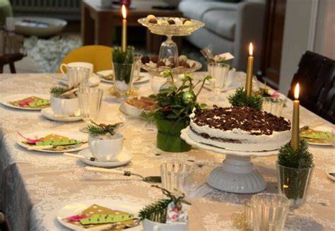 Weihnachtliche Kaffeetafel mit Spekulatius-Plätzchen und Torte