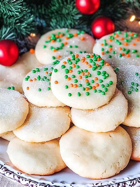 Weihnachtliche Kekslollis mit bunten Streuseln