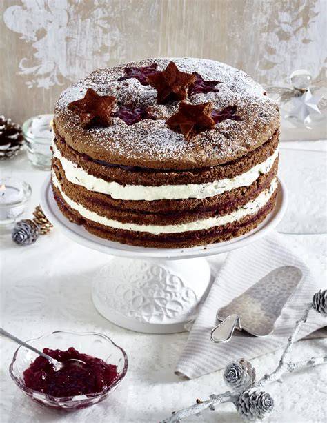 Weihnachtliche Kirsch-Mascarpone-Torte auf Tortenplatte mit winterlicher Dekoration