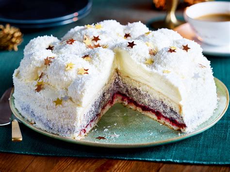 Weihnachtliche Kuchen Dekoration mit Sternen und Zimt
