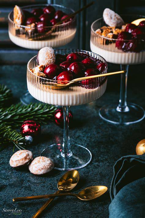 Weihnachtliche Lebkuchen Panna Cotta mit Glühweinkirschen im Glas