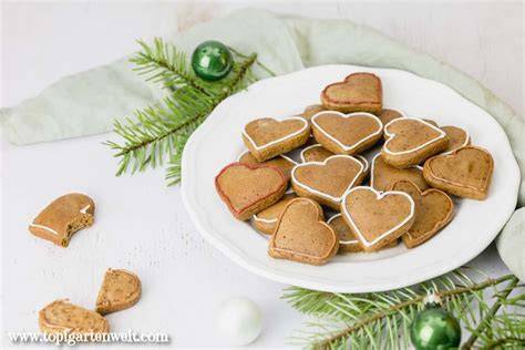 Weihnachtliche Lebkuchen-Plätzchen auf einem Teller arrangiert