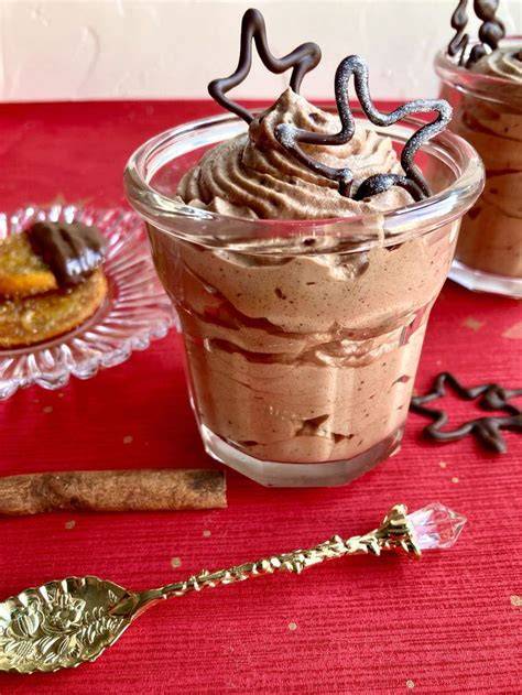 Weihnachtliche Lebkuchenmousse mit schichtweise verteilten Lebkuchenstücken im Glas