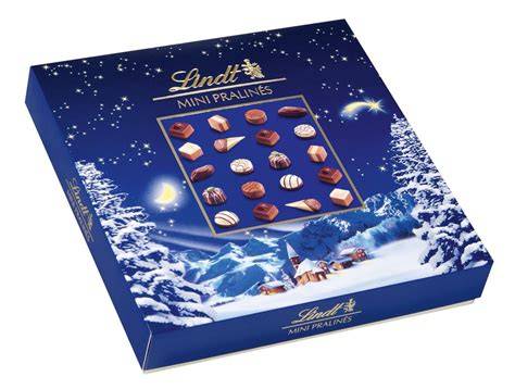 Weihnachtliche Lindt Schokolade mit Punschfüllung neben winterlichen Gewürzen