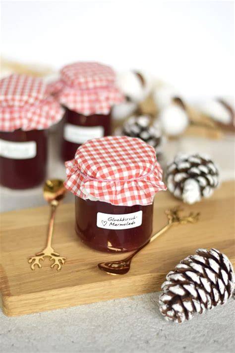 Weihnachtliche Marmelade mit Glühwein und Sauerkirschen, dekorativ im Glas angerichtet