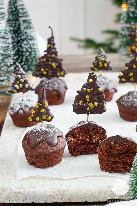Weihnachtliche Marzipanengel auf Muffins dekoriert