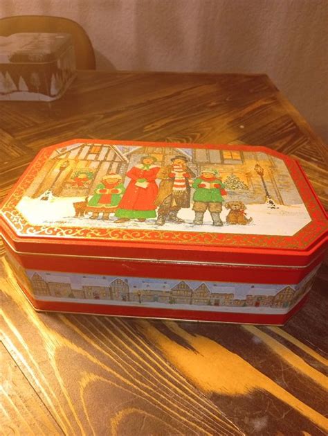 Weihnachtliche Metalldose mit Haselnuss-Schokoladenplätzchen, Trennpapier und Dekor