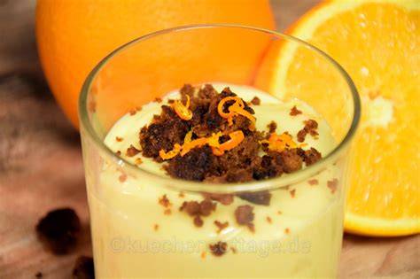 Weihnachtliche Orangencreme mit Kompott liebevoll garniert