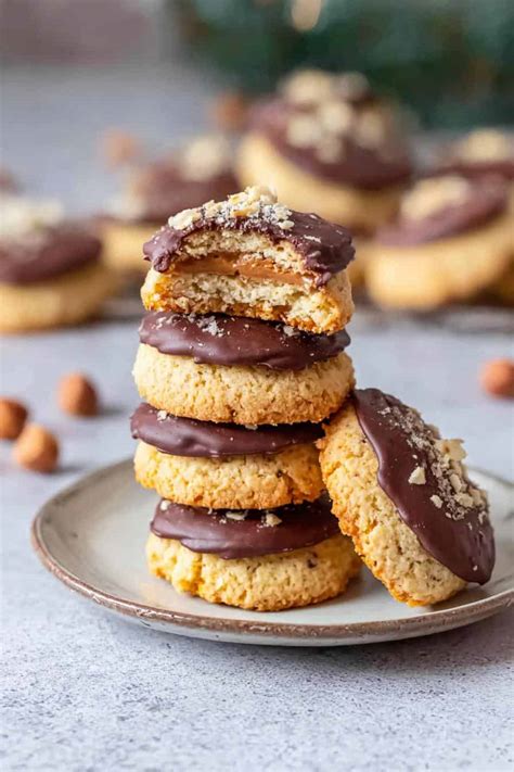 Weihnachtliche Plätzchen mit Marzipanfüllung