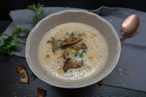 Weihnachtliche Präsentation der Schwarzwurzelsuppe mit Trüffel