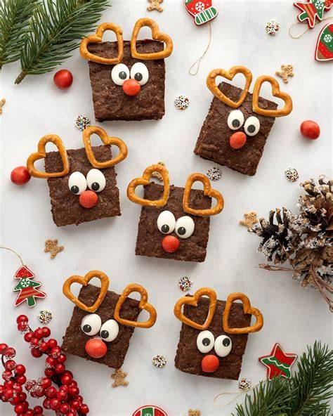 Weihnachtliche Rentier-Cookies mit Schokolinsen und Salzbrezeln als Geweih